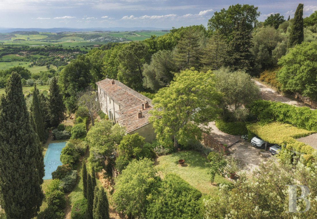An old olive grove farmhouse restored to its former glory, overlooking the countryside in the Val d'Orcia in Tuscany - photo  n°34